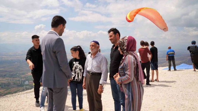Erbaa’da Yamaç Paraşütü Yarışları Renkli Görüntülere Sahne Oldu