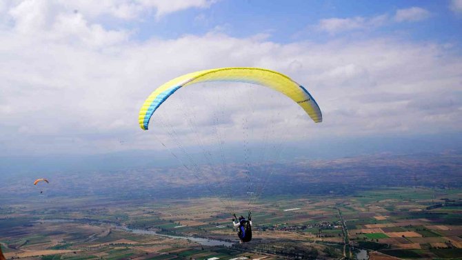 Erbaa’da Yamaç Paraşütü Yarışları Renkli Görüntülere Sahne Oldu
