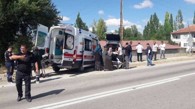 Hasta Taşıyan Ambulansla Otomobil Çarpıştı