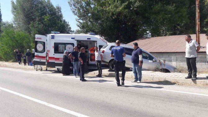 Hasta Taşıyan Ambulansla Otomobil Çarpıştı