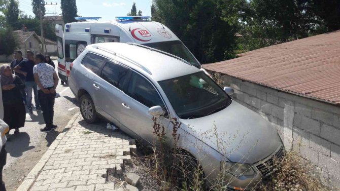 Hasta Taşıyan Ambulansla Otomobil Çarpıştı