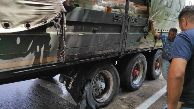 Tekeri Patlayarak Alev Alan Tır Güvenlik Kamerasına Yansıdı