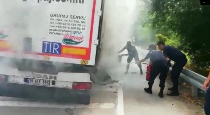 Tekeri Patlayarak Alev Alan Tır Güvenlik Kamerasına Yansıdı