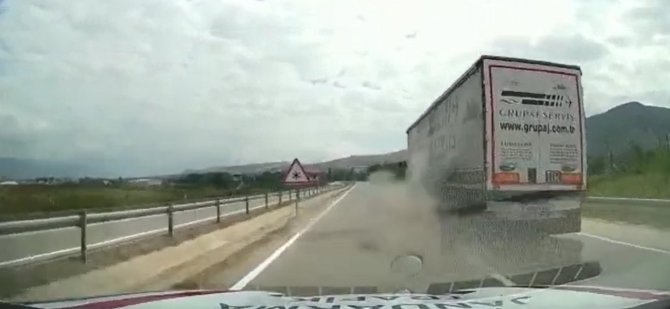 Tekeri Patlayarak Alev Alan Tır Güvenlik Kamerasına Yansıdı