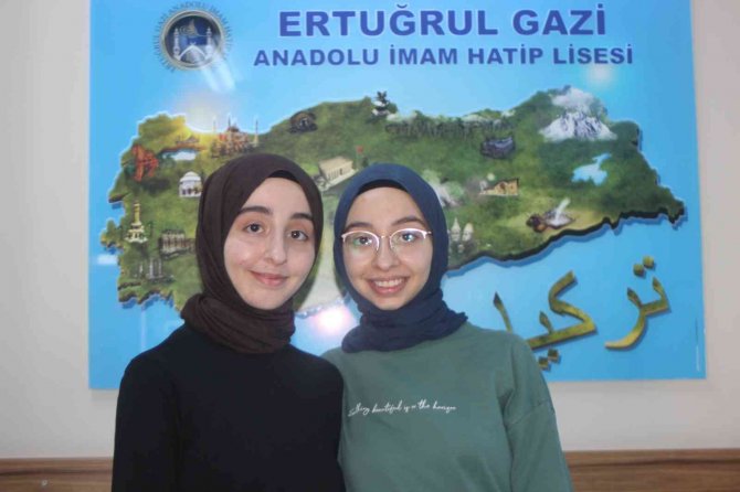 İ̇mam Hatipli İkizler Hiç Dershaneye Gitmeden Tıp Fakültesini Kazandı