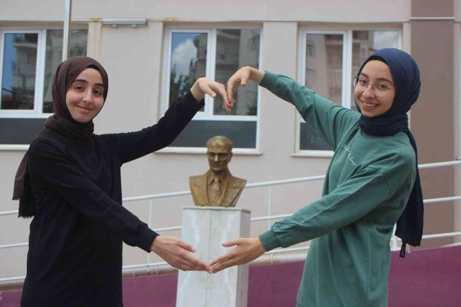 İ̇mam Hatipli İkizler Hiç Dershaneye Gitmeden Tıp Fakültesini Kazandı