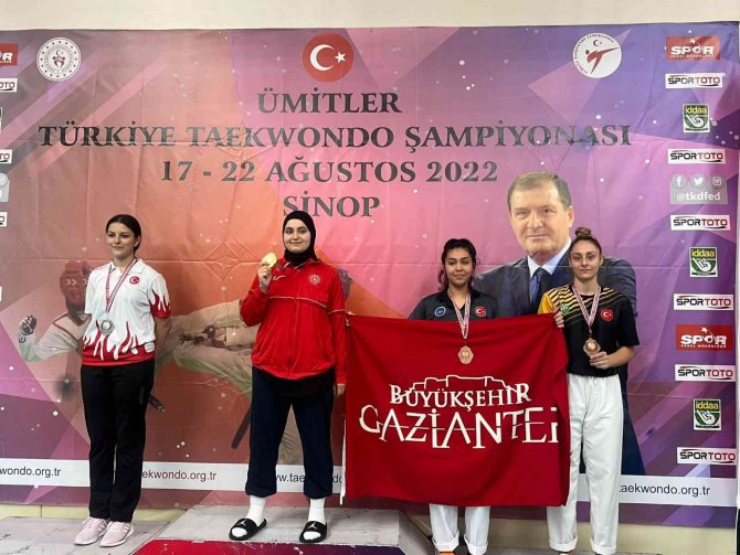 Geleneği Bozmadı, Kürsü Yapmaya Devam Etti