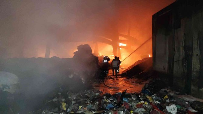 Geri Dönüşüm Fabrikasında Yangın Çıktı, İşçiler Seferber Oldu