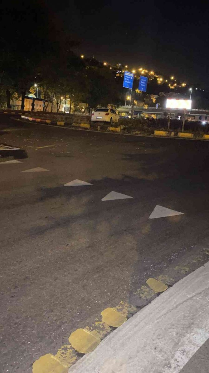 Kontolden Çıkan Otomobil Refüje Çıktı: 1 Yaralı