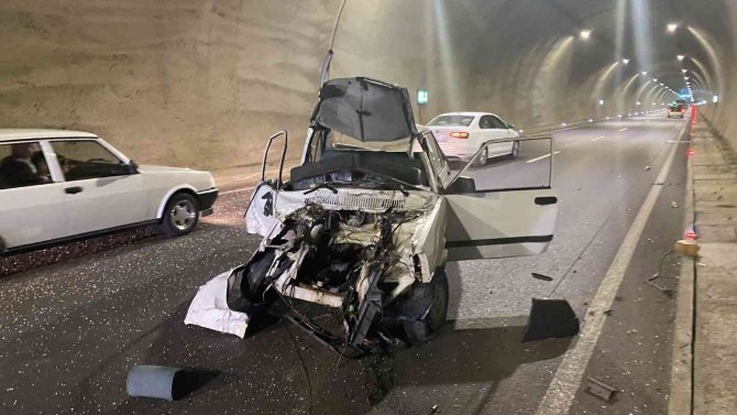Zonguldak’ta Otomobil Tünelde Kaldırıma Çarptı: 1 Ağır Yaralı