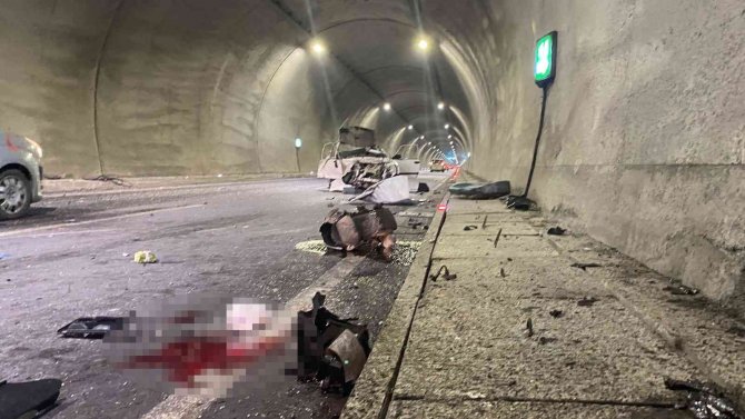 Zonguldak’ta Otomobil Tünelde Kaldırıma Çarptı: 1 Ağır Yaralı
