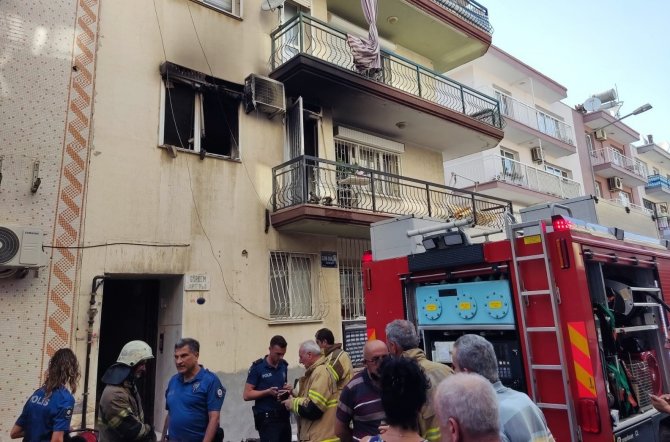 İ̇zmir’de Yatağa Bağımlı Hastanın Kaldığı Evde Yangın Çıktı: Yaşlı Kadın Yaralandı