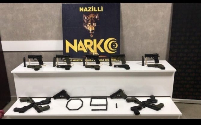 Nazilli’de Otomobil Gizlenmiş 9 Adet Silah Ele Geçirildi