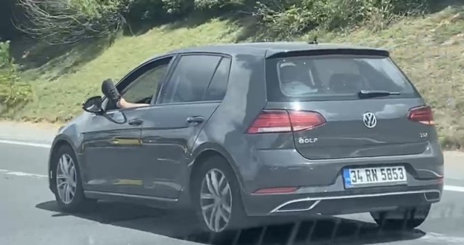 Beykoz’da Ayağını Camdan Çıkararak Araç Kullanan Şoför ’Pes’ Dedirtti