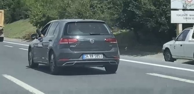 Beykoz’da Ayağını Camdan Çıkararak Araç Kullanan Şoför ’Pes’ Dedirtti