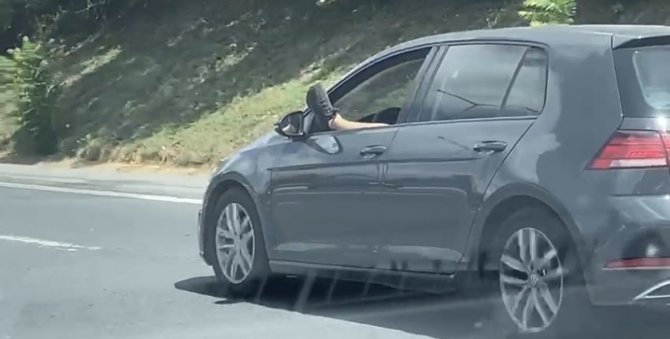 Beykoz’da Ayağını Camdan Çıkararak Araç Kullanan Şoför ’Pes’ Dedirtti