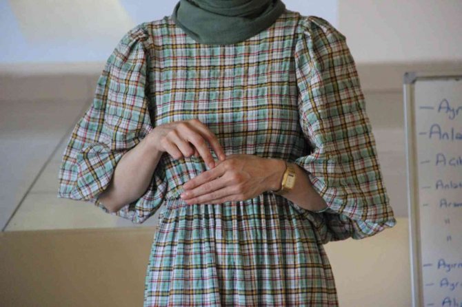 İ̇şitme Engelli Vatandaşlar İçin İşaret Dili Öğreniyorlar