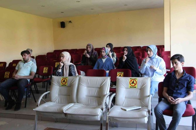 İ̇şitme Engelli Vatandaşlar İçin İşaret Dili Öğreniyorlar