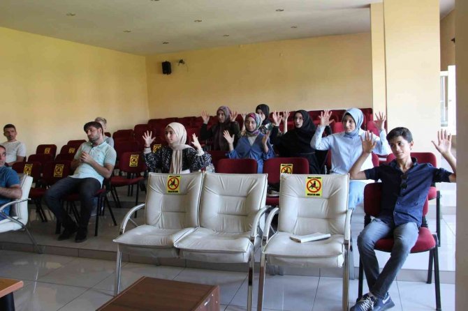 İ̇şitme Engelli Vatandaşlar İçin İşaret Dili Öğreniyorlar