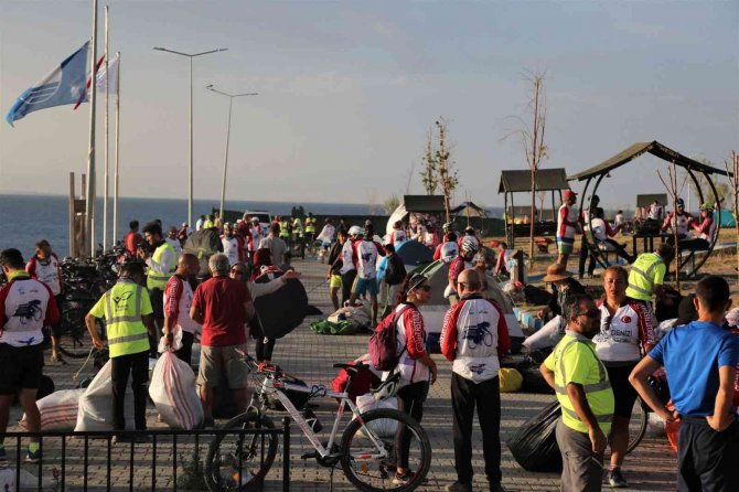 Bisikletçiler Tuşba Belediyesi Halk Plajında Konakladı