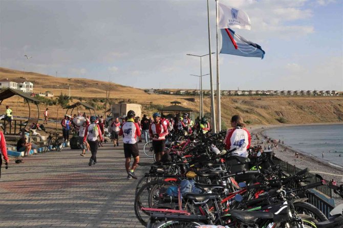 Bisikletçiler Tuşba Belediyesi Halk Plajında Konakladı
