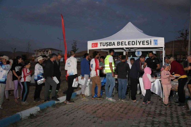 Bisikletçiler Tuşba Belediyesi Halk Plajında Konakladı