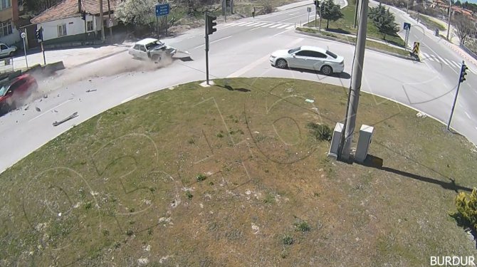 Burdur’da Kavşak Üzerindeki Kazalar Kamerada