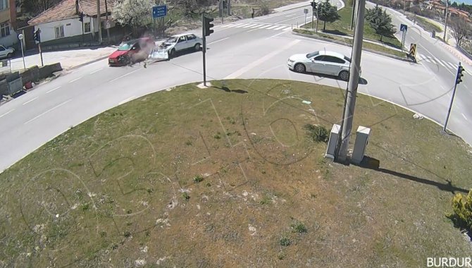 Burdur’da Kavşak Üzerindeki Kazalar Kamerada