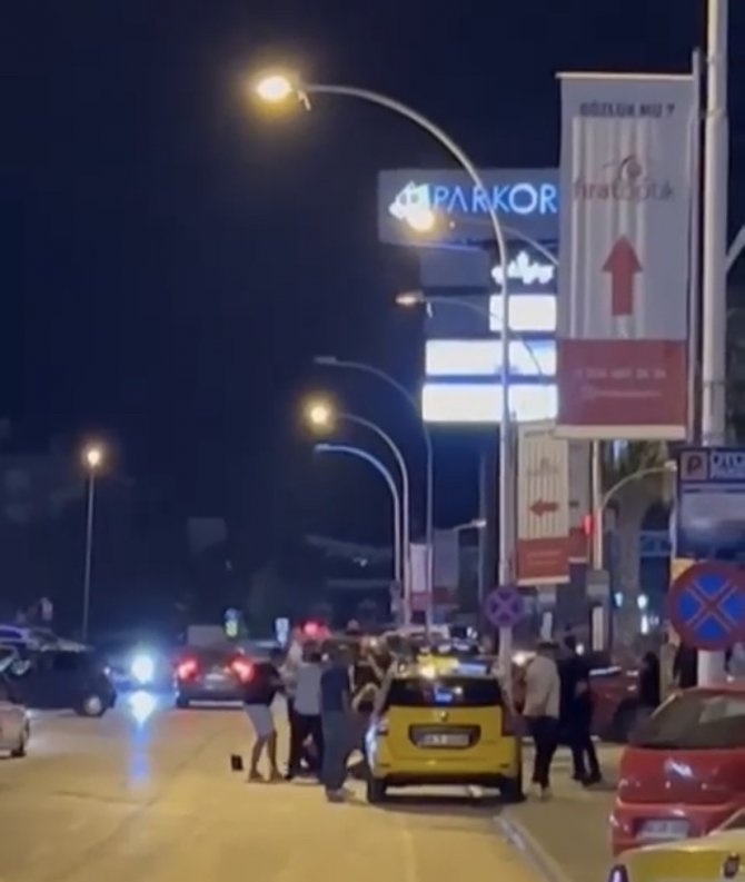Bursa’da Eğlence Çıkışı Ortalık Savaş Alanına Döndü: Kavga Anı Kameraya Yansıdı