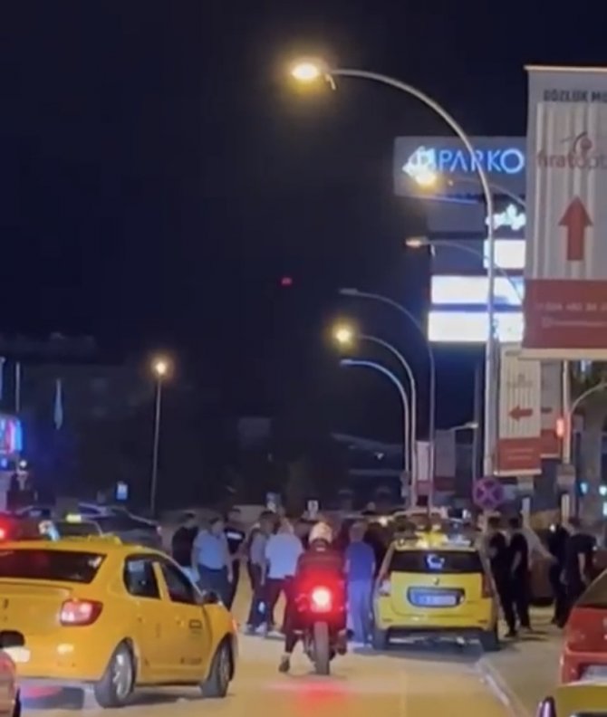 Bursa’da Eğlence Çıkışı Ortalık Savaş Alanına Döndü: Kavga Anı Kameraya Yansıdı