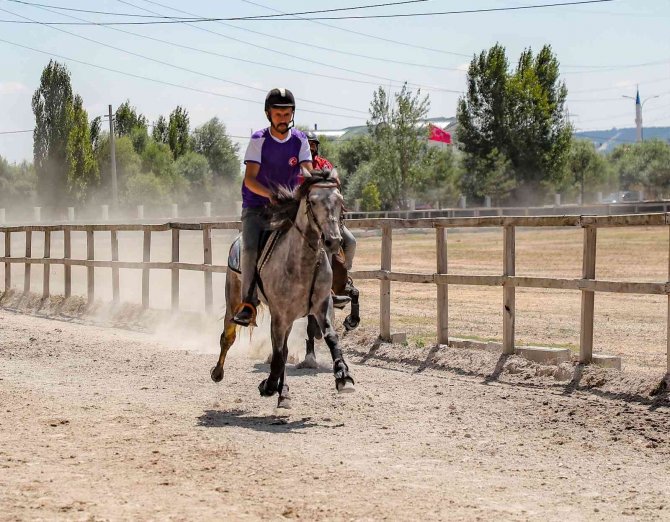 Kütahya’da Rahvan At Yarışları Heyecanı