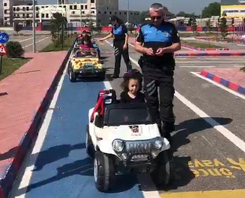 Ailelileri Fındık Bahçesinde, Çocuklar Eğitimde