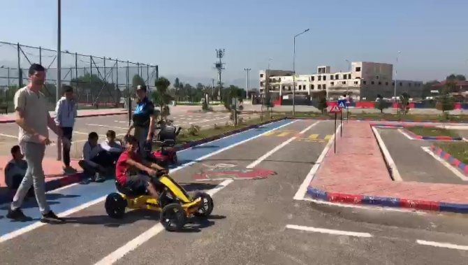 Ailelileri Fındık Bahçesinde, Çocuklar Eğitimde