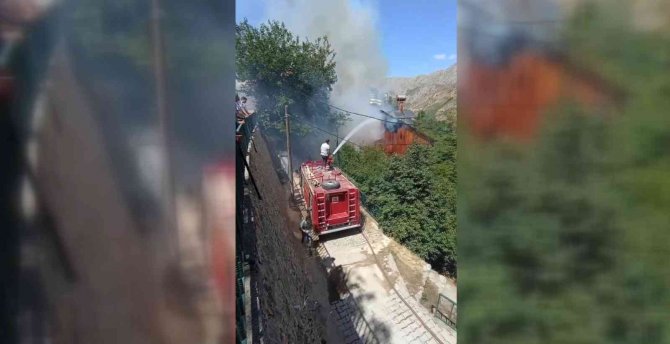 4 Tarihi Evin Hasar Gördüğü Kemaliye’de Çıkan Yangına Müdahale Sürüyor