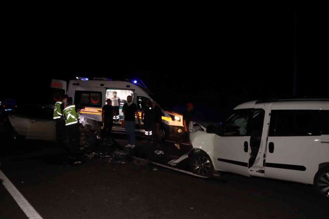 Oltu’da İki Araç Kafa Kafaya Çarpıştı: 4 Yaralı