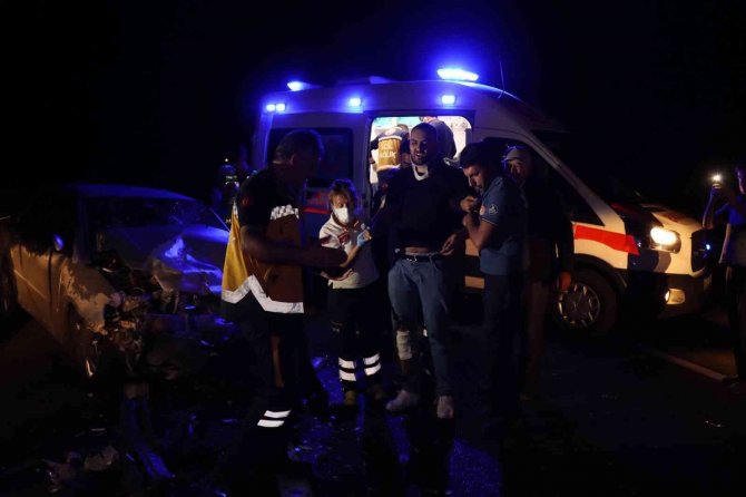 Oltu’da İki Araç Kafa Kafaya Çarpıştı: 4 Yaralı