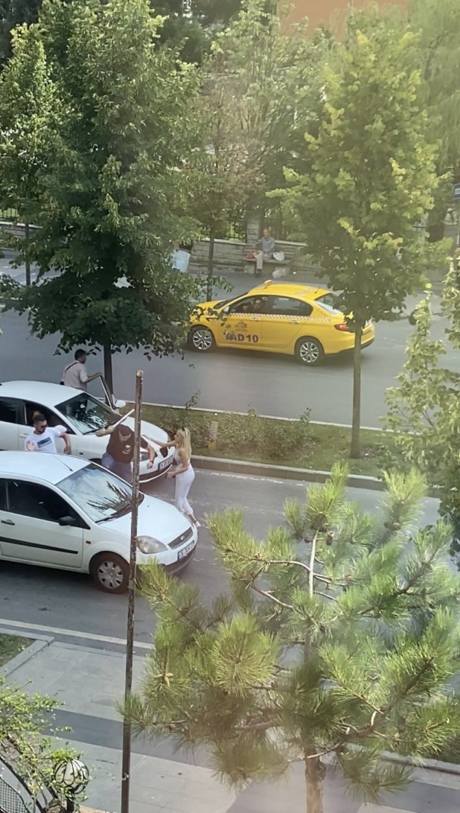 İ̇stanbul’da Trafikte Sopalı Maganda Dehşeti Kamerada