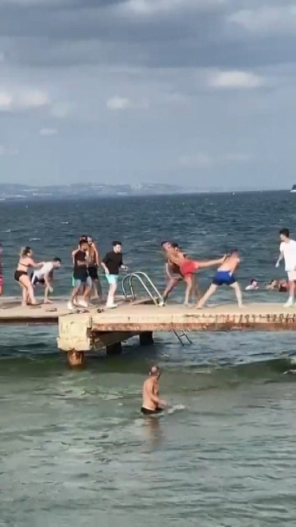 Kocaeli Sahilleri Ringe Döndü, Yumruk Ve Tekmeler Havada Uçuştu