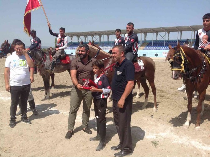 Atlı Ciritte Şampiyon Uşak Binicilik İ̇htisas Takımı Oldu