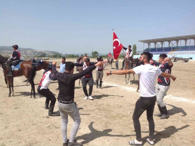 Atlı Ciritte Şampiyon Uşak Binicilik İ̇htisas Takımı Oldu