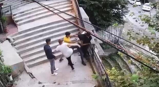 İ̇stanbul’da Bilgisayar Mühendisi Gence Darp Ve Gasp Kamerada