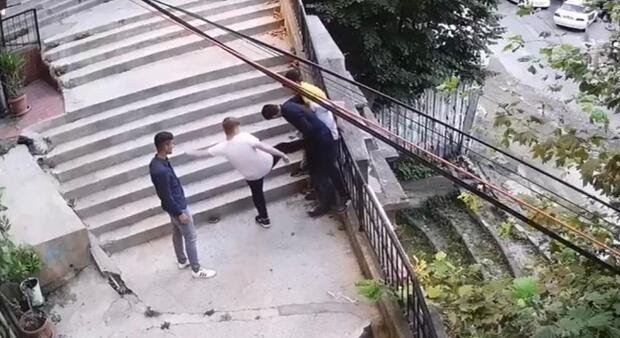 İ̇stanbul’da Bilgisayar Mühendisi Gence Darp Ve Gasp Kamerada