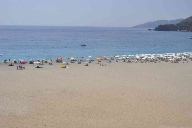 Fethiye’de Sıcaktan Bunalan Yerli Ve Yabancı Tatilciler Ölüdeniz’e Koştu