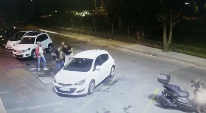 Kadıköy’de Motokuryeden Çevreyi Rahatsız Eden Kişilere Mike Tyson Yumruğu Kamerada
