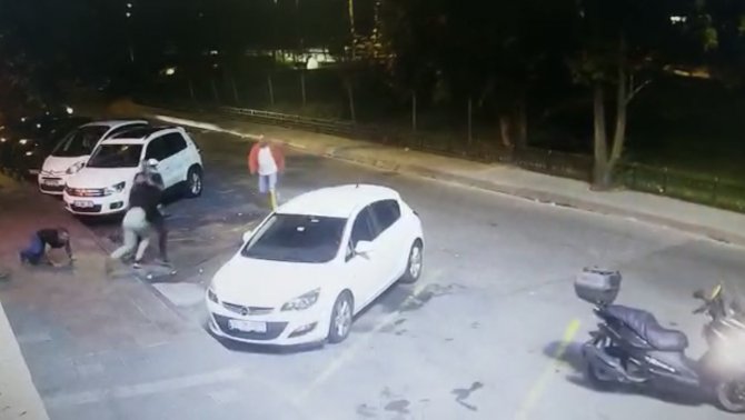 Kadıköy’de Motokuryeden Çevreyi Rahatsız Eden Kişilere Mike Tyson Yumruğu Kamerada