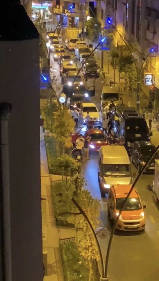 Kağıthane’de Asker Eğlencesinde Konvoy Yapan Bir Grup Caddeyi Trafiğe Kapatarak Eğlendi