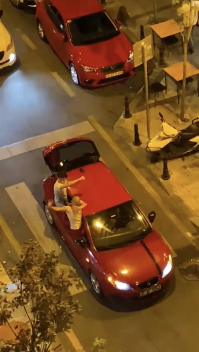 Kağıthane’de Asker Eğlencesinde Konvoy Yapan Bir Grup Caddeyi Trafiğe Kapatarak Eğlendi