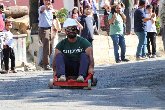 Adana’da Tahta Arabalar Yarıştı