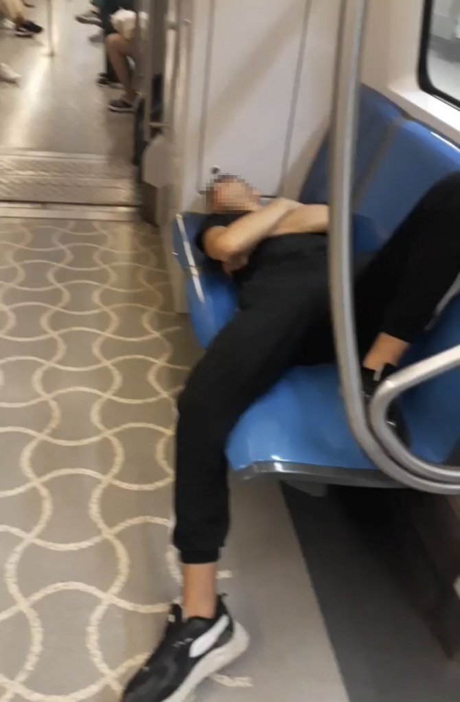 Kartal’da Pes Dedirten Görüntü: Marmaray’da Koltuklara Uzanıp Uyudular