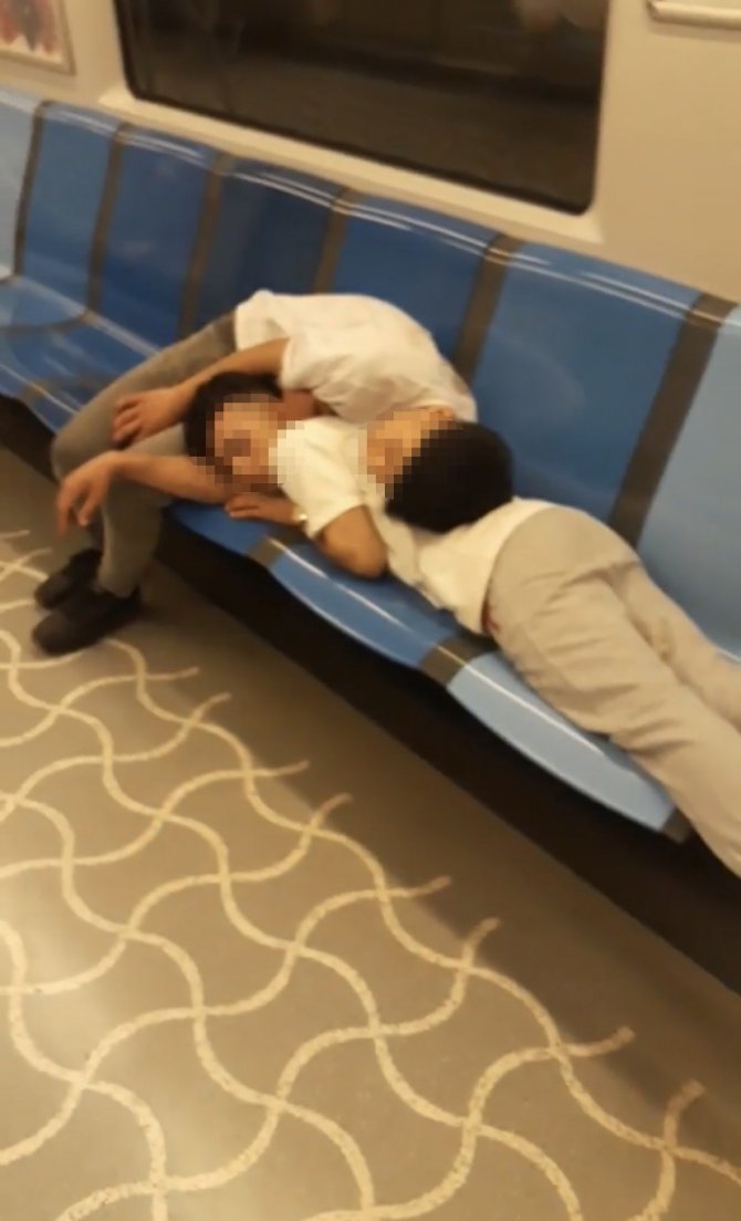 Kartal’da Pes Dedirten Görüntü: Marmaray’da Koltuklara Uzanıp Uyudular